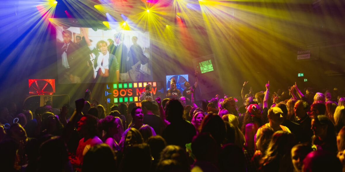 Boek 90’S NOW en knal jouw eigen 90’S feest in elkaar met verzoekjes & decor!